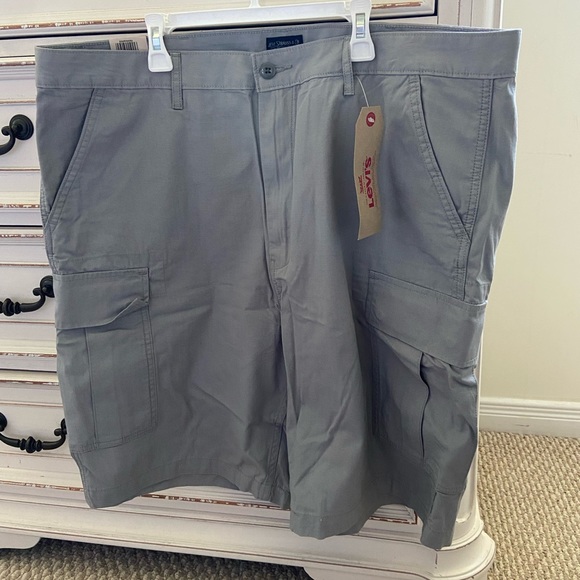 Levi’s 2016 carrier cargo shorts size 40 in grey bnwt - Picture 1 of 3